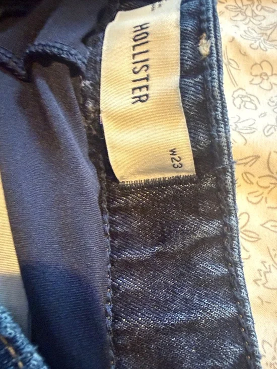 Classic Dark Wash Hollister Denim Shorts - Picture 4 of 5